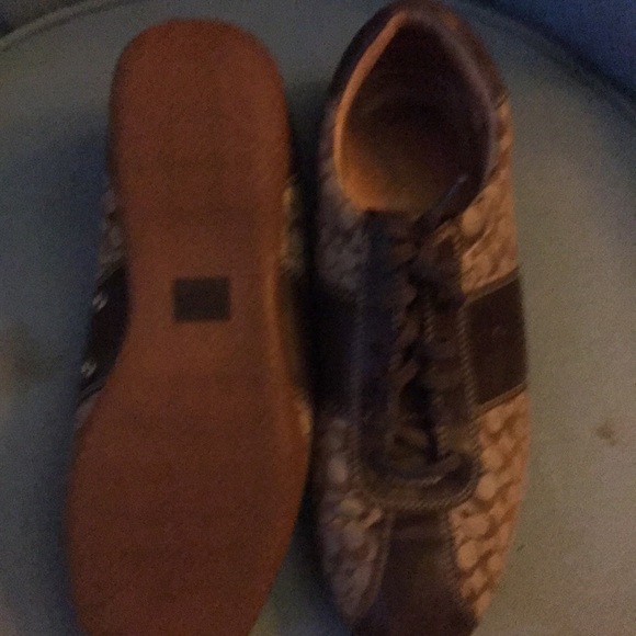 There’s serial numbers in the insole . The leather sole coach insignia size 9 m - Picture 2 of 7